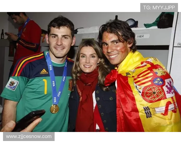 西班牙足球明星的妻子们：她们的魅力与生活背后的故事